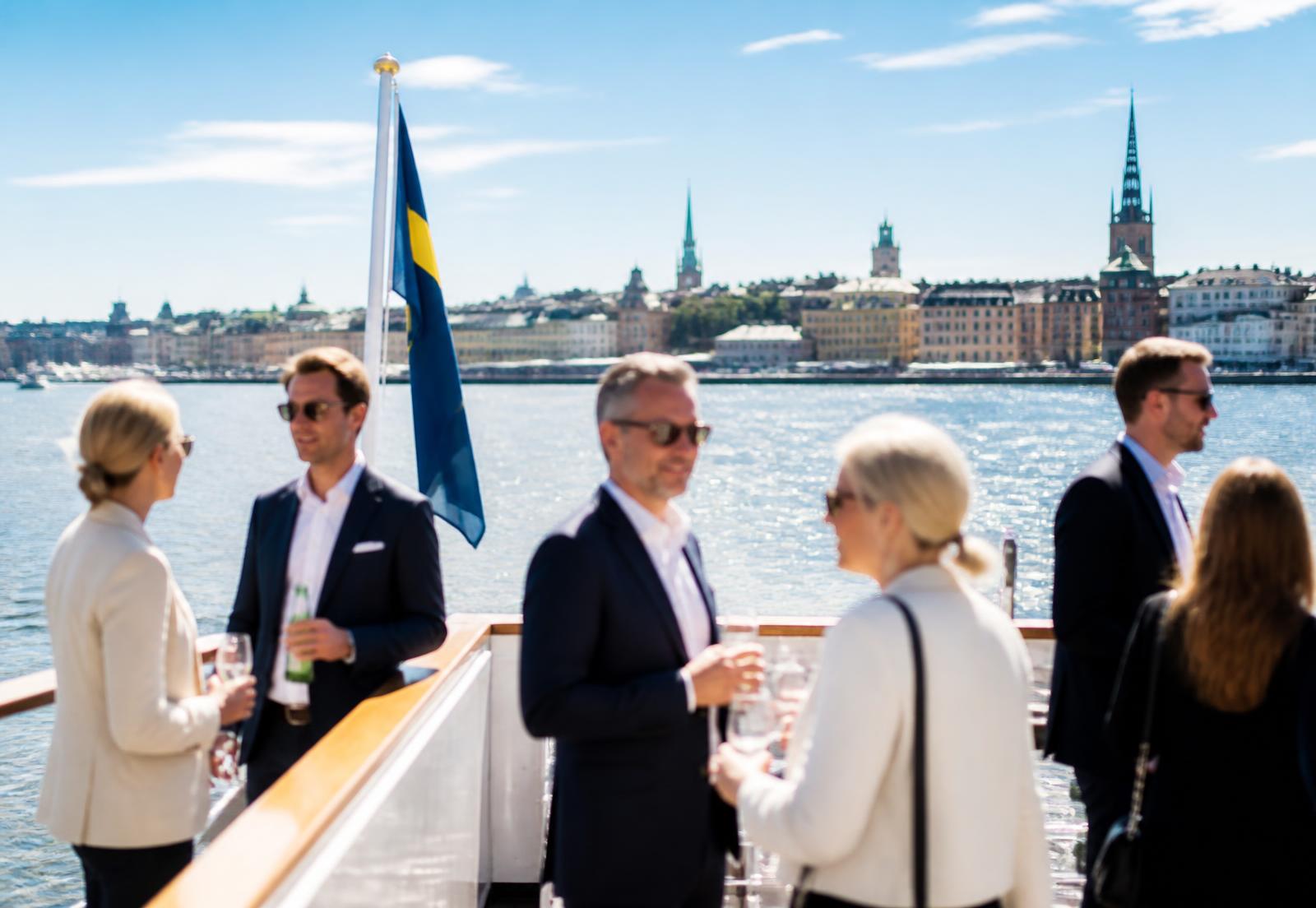 Sommarljus över Stockholms skärgård med båtdäck och vatten