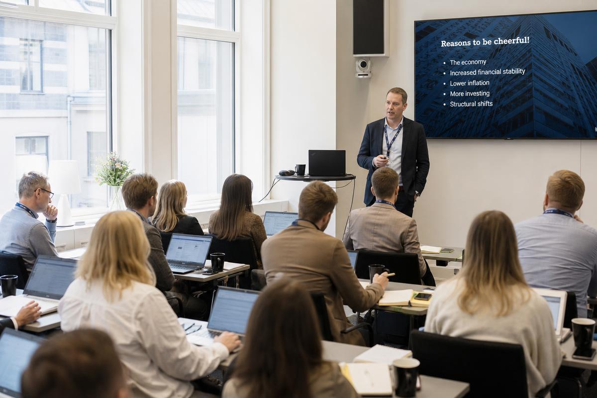 Ljus konferenslokal med stora fönster mot vattnet